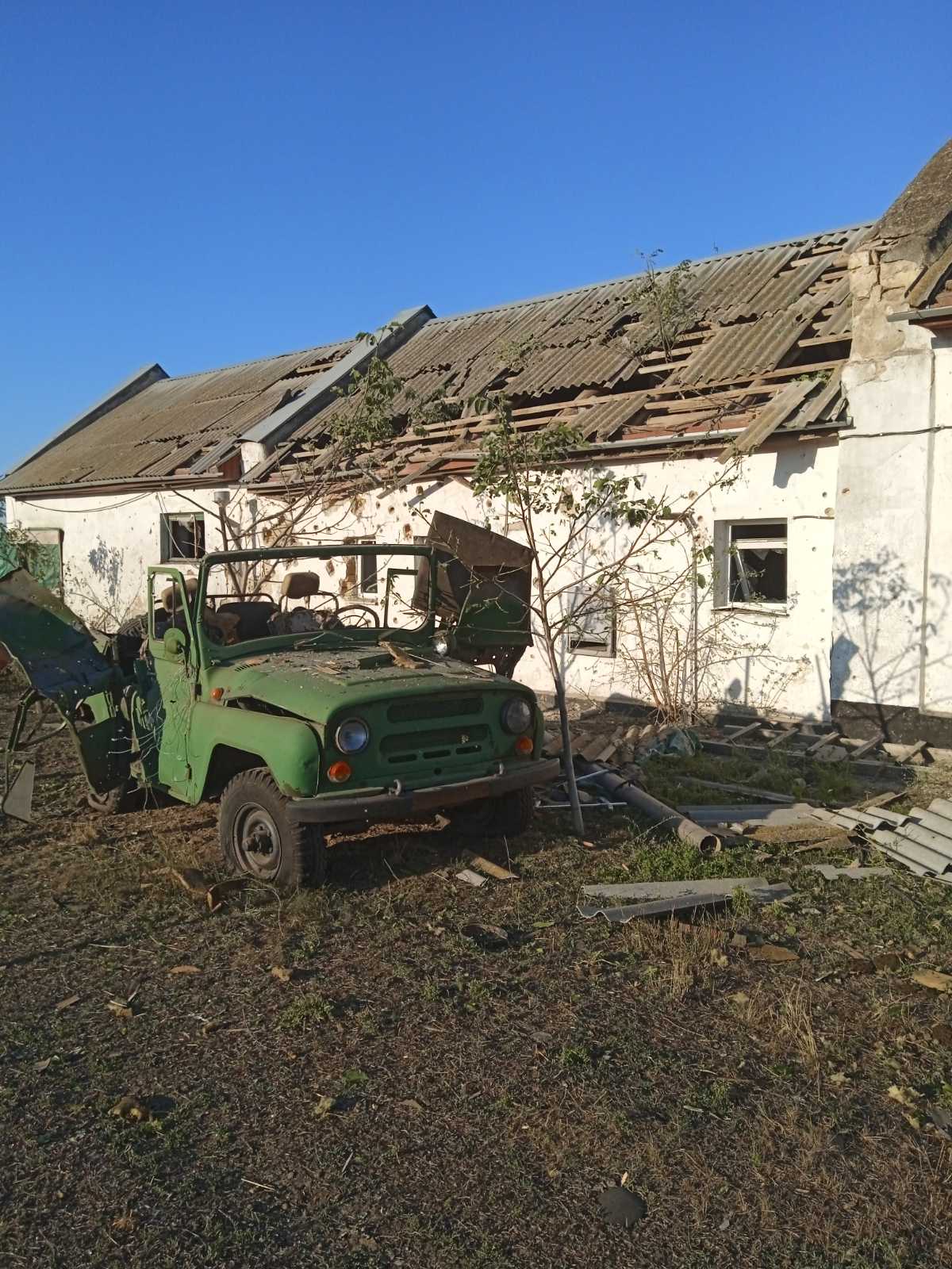 Службова будівля Кисляк маяк. фото3 пошкоджено.jpg