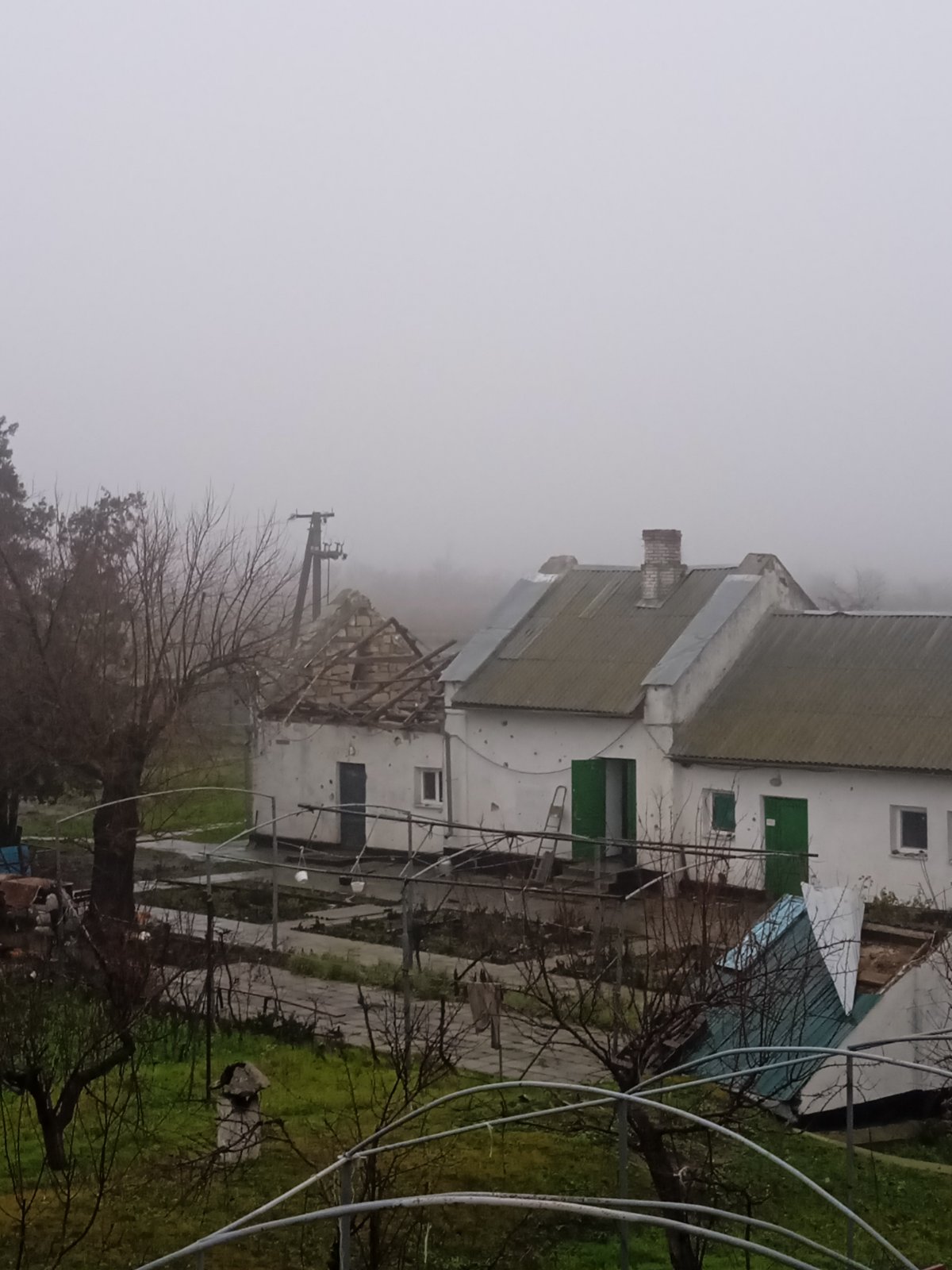 Службова будівля Кисляк маяк. фото1 пошкоджено.jpg